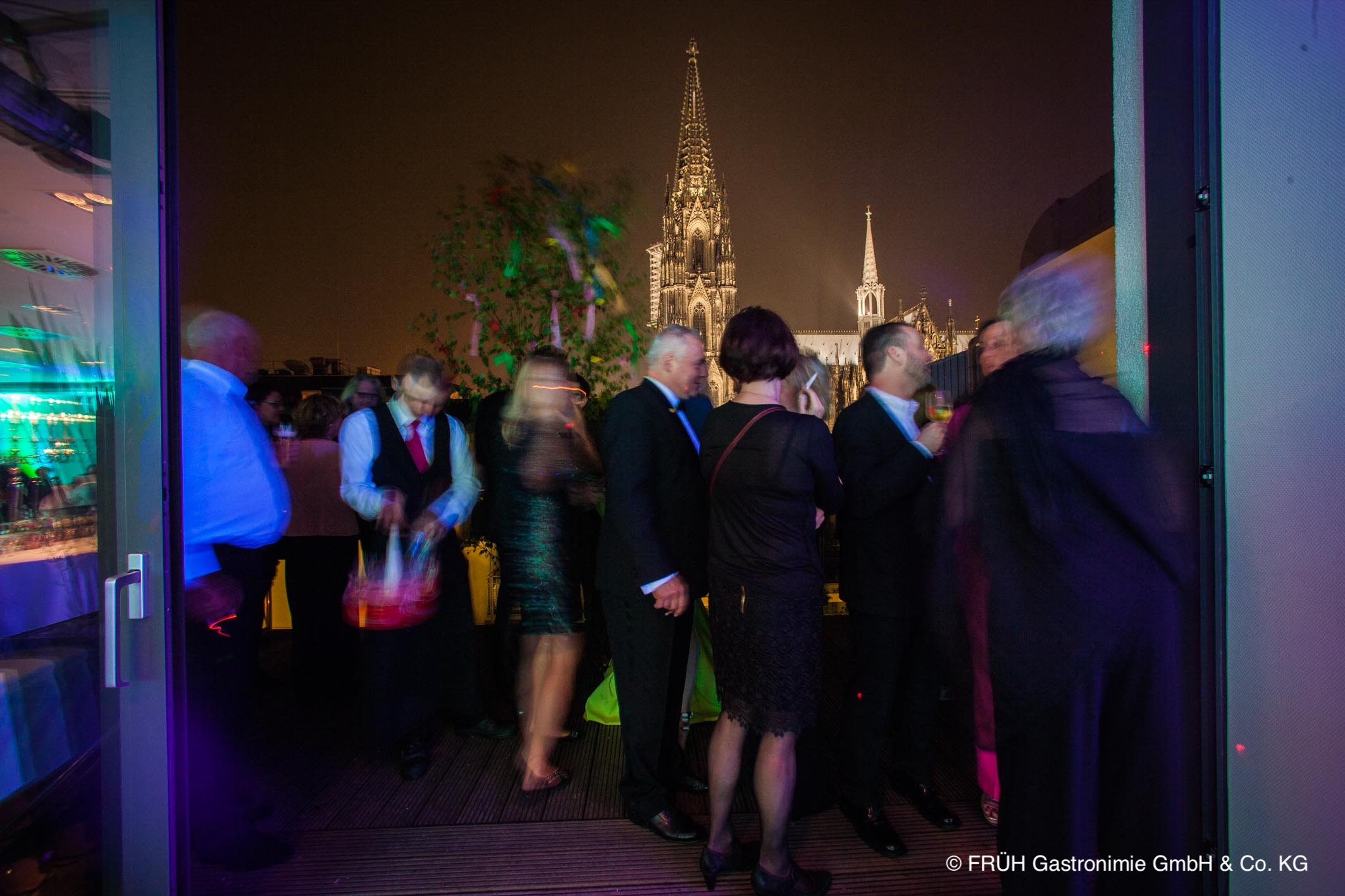 peolple talking outside with view to Cologne Cathedral